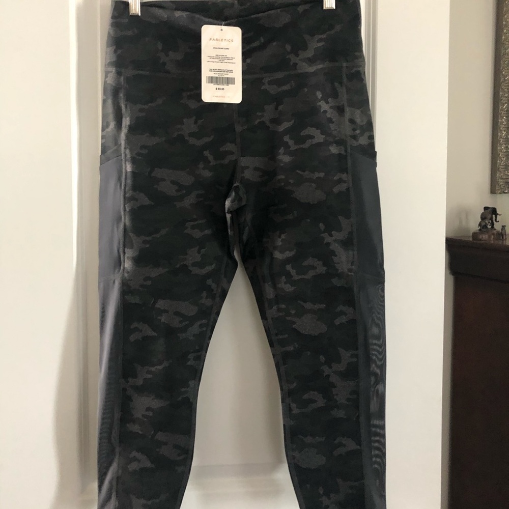 Fabletics Mila Pocket Capri NWT